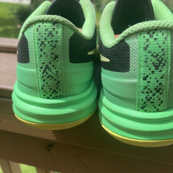 Kobe mentality poison green size 10
